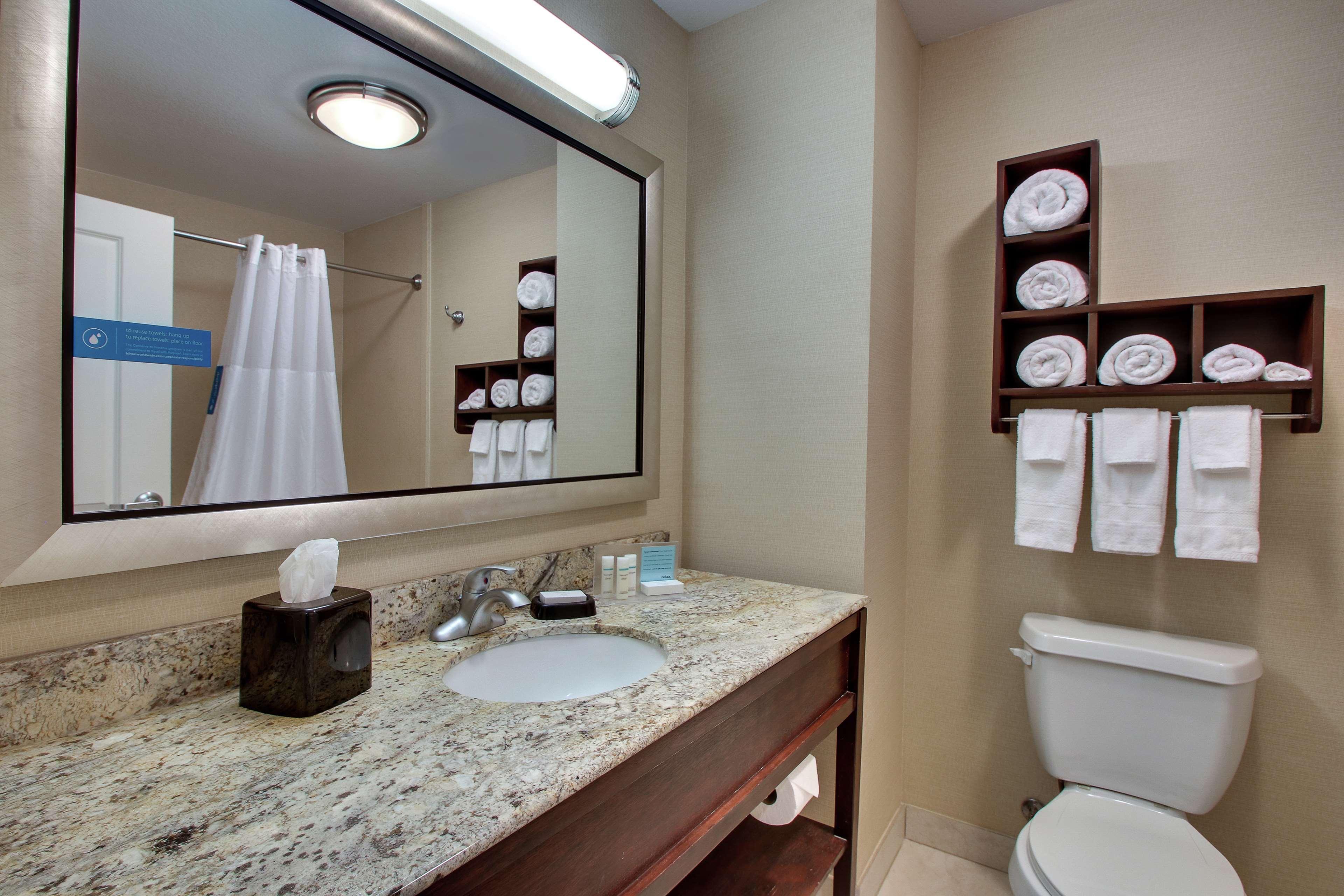 Hampton Inn Vernon Ngoại thất bức ảnh